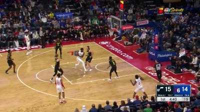 [Highlight] Embiid mini euro-steps into the no look pass to Maxey for the corner 3