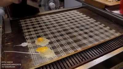 Making Taiwanese chicken and egg omelet