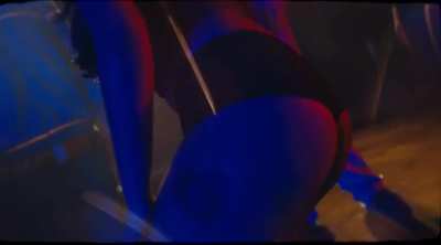 alg me ajuda a achar o nome/@ da ruiva de cabelo cacheado (a q ta na esquerda em cima do balcão no vídeo)