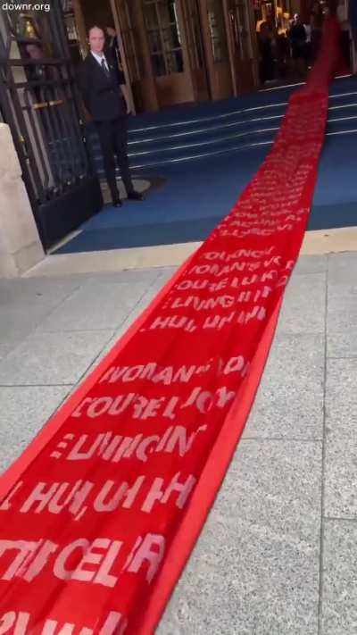 Katy Perry’s dress took 5 minutes to pass by — pretty sure it qualifies for its own zip code