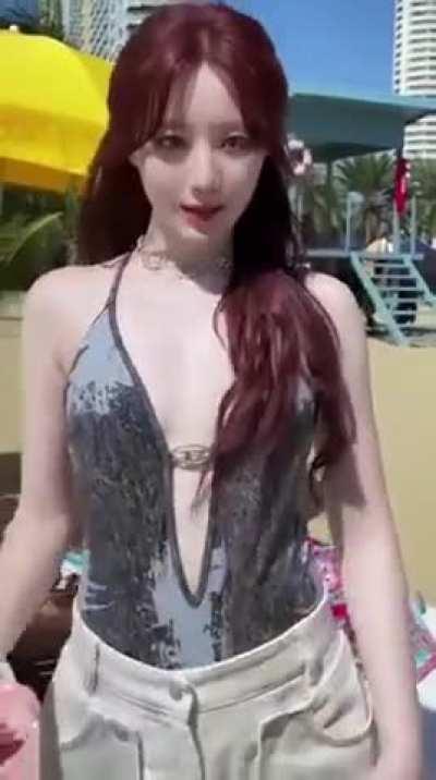 Shuhua cute sideboobs 🤤🤤