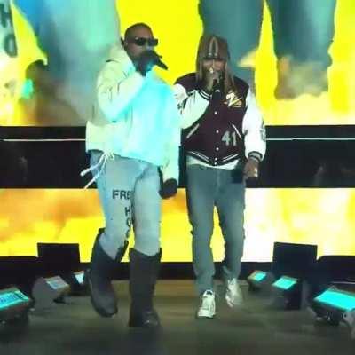 IS ANYONE PAYING ATTENTION TO THIS?!!? AND HE CUSSIN FULL TIME AGAIN. I LOVE HOW YE HAS JUST BEEN SNAPPING THIS WHOLE YEAR.