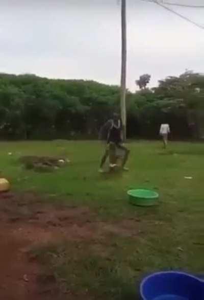 👩🏿‍🦲👩🏿‍🦲