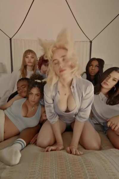 Billie Eilish super busty in her new music video!
