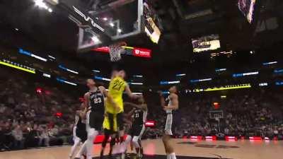 [Highlight] Lauri Markkanen gets the steal and goes 90 feet for a coast-to-coast slam