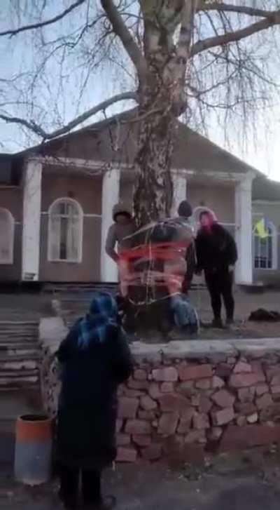 Elderly Ukrainian women catching looters, taping them to polls and beating them for stealing from a community ravaged by war