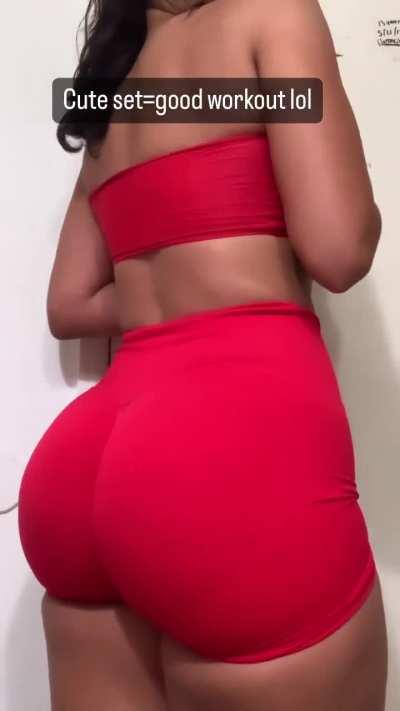 Damn! She has a thick dumper! 🤤🍑