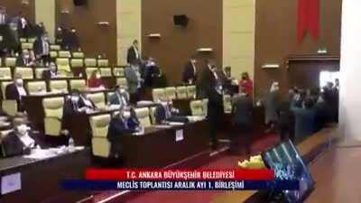 AKP ve MHP Grupları, Mansur Yavaş'ın Melih Gökçek dönemine ilişkin dosyaları açıklayacağı ABB Meclis Toplantısını terk etti. Niye? Çünkü Mansur Yavaş'tan Korkuyorlar.