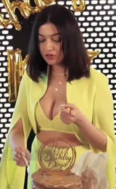 Divya khosla kumar Hot