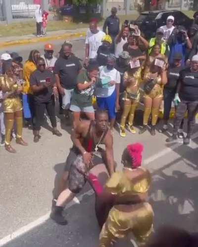 Shelly Belly does know how to make an exit 😂