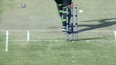 Perfect outswinger from Umesh Yadav