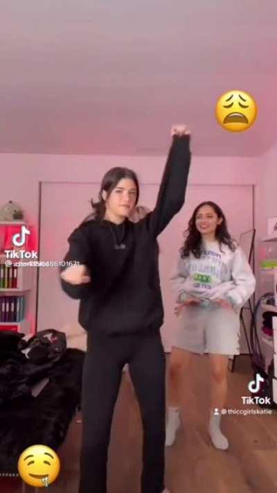 charli d'amelio shaking her ass