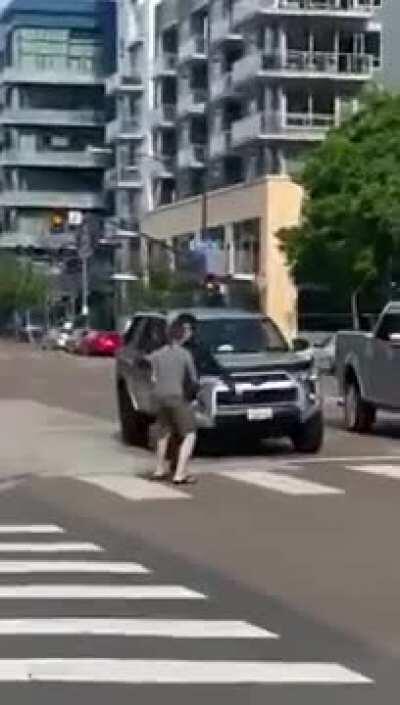 Guy with a taser gets a nice KO!!!USA