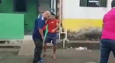 o muca quando toma um enquadro kkkkkkkkkk