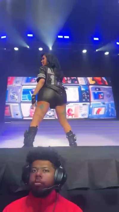 Cardi b twerk at concert better view