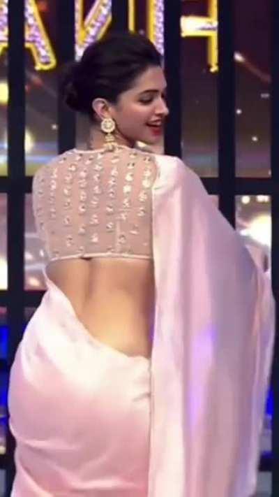 Look at Deepika’s naughty smirk, she knows very well how to seduce