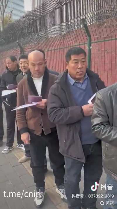 美国大使馆门口这些老登,要是你是签证官有一个能过的不？