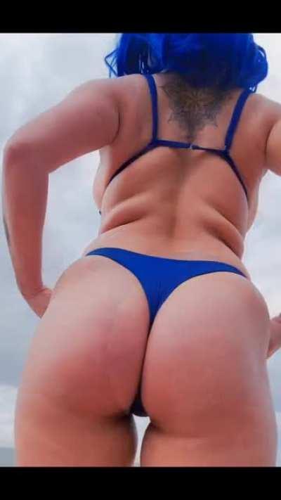 Quer ouvir o barulho do mar e da minha bunda sentando em você? 😈