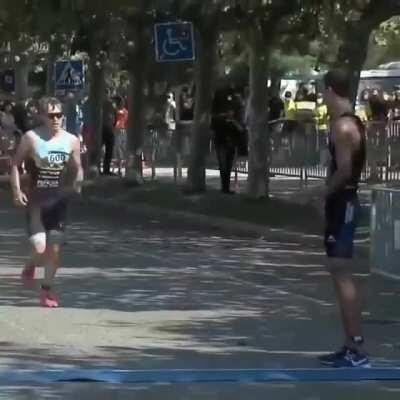 Когда испанский триатлонист Диего Ментрига заметил,что британский триатлонист Джеймс Тигл пошел неправильным путем перед финишем сантандерского триатлона, Ментрига ждал его, чтобы он мог занять, по его словам, заслуженное 3-е место.“Он все время был перед