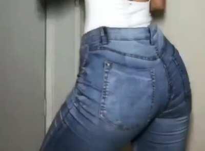 Sarah Magusara Teasing