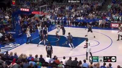 [Highlight] Jayson Tatum's 10th assist to secure the triple double