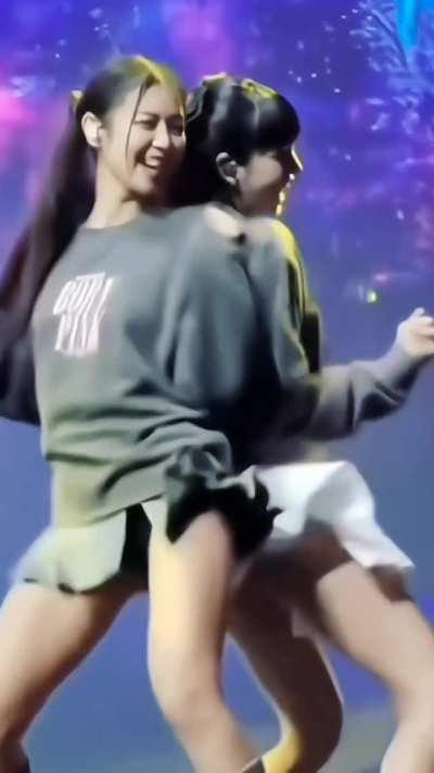 BLACKPINK LISA FLASHING HER CHEEKS ENHANCED Ft. Jennie