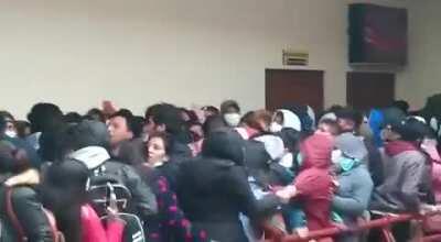 Bolivian students overcrowded this hall.