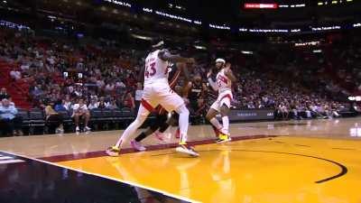 [Highlight] Nice No Look Pass from Jimmy Butler after the Spin