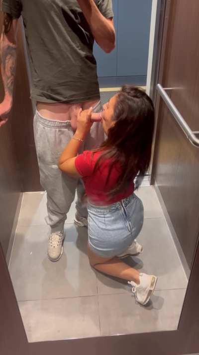 The mirror in the lift was too perfect not to!