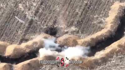 Ukraine’s drone group ‘Shadow’ (UA 74th Reconnaissance Battalion) posted footage showing an expertly-piloted FPV ‘kamikaze’ drone landing for a headshot on a Russian infantryman in a trench 