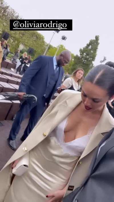 Cleavage in Paris