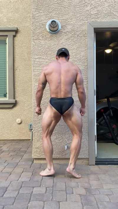 2 DAYS OUT | 5”8 CP 176lbs this AM. Excited to wrap this prep up and looking forward to having a good time on stage this Saturday