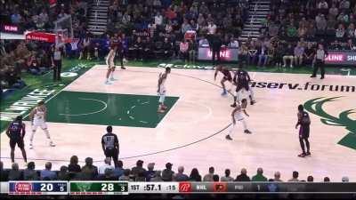 [Highlight] Jaden Ivey drives into the paint and wraps a pass around Giannis and Wesley Matthews for a wide open 3