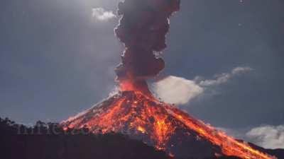 🔥Real-time eruption footage of the Reventador volcano, Ecuador on January 6, 2020.