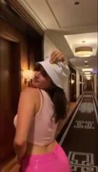 Natalies huge ass in tight pants 🔥