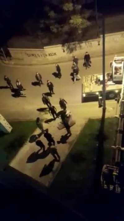 Bu sabah saat 03:30 da 100 den fazla polis Zafer Partisi genel merkezine baskın yapıp hiçbir belge olmadan pankartları söküp götürdü.