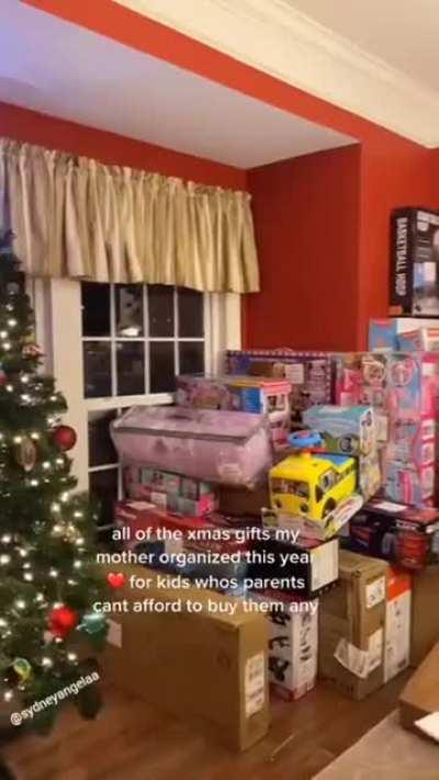 Перевод: Подарки на рождество, которые моя мама организовала в этом году для ребятни, чьи родители не могут себе этого позволить.