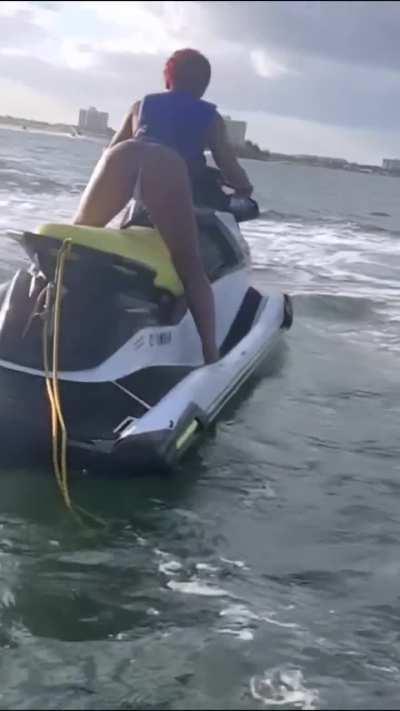 Jet ski twerk @sweet.thegemini