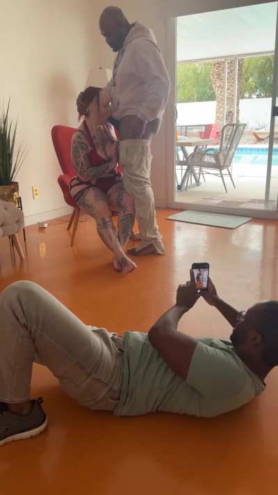 Impromptu blowjob in the middle of her photoshoot