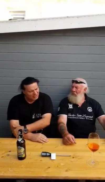 Hahahaha 🤣🤣🤣🤣😅😅hat mir der Florian geschickt. Ein richtiger schenkelklopfer