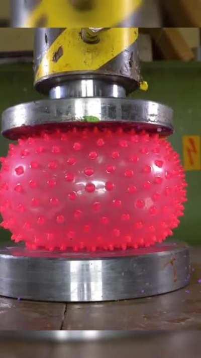 This hydraulic press crushing objects