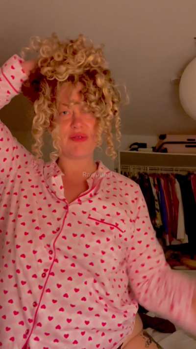 The bedtime hairplay you didn’t know you needed today 😘