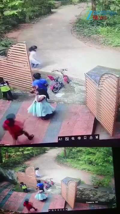 കുട്ടികള്‍ക്ക് നേരെ പാഞ്ഞ് അടുത്ത് തെരുവ് നായ്ക്കള്‍