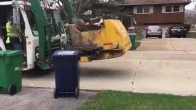 Garbage truck hydraulics failure