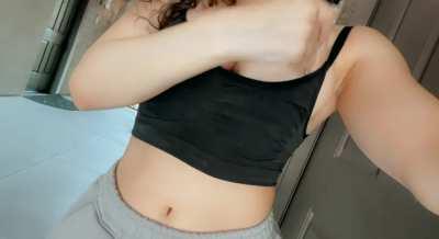 Pretty girl who loves flasher her even prettier titties 💋