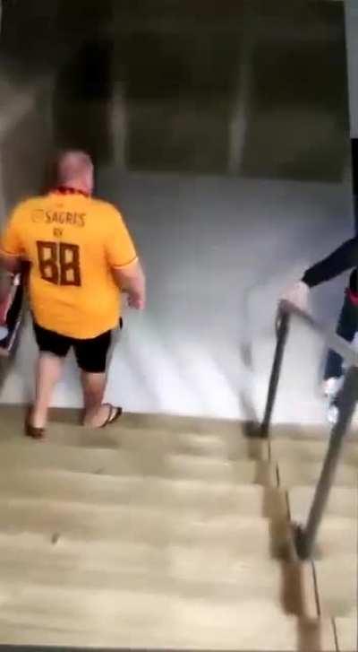 Entretanto, no aeroporto.