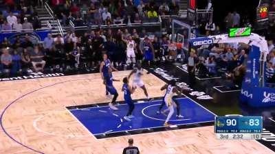 [Highlight] Curry drills the corner three pointer.