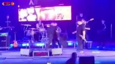 Михалок (Ляпис) заряжает быка своему поклоннику. Полтава, Юкрэйн.