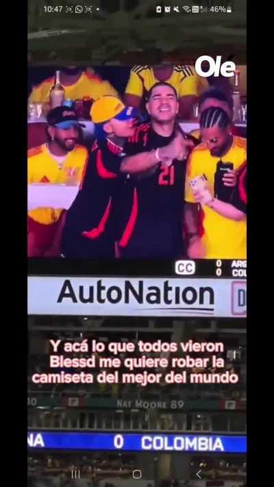 El hincha argentino al que intentaron robarle la camiseta.