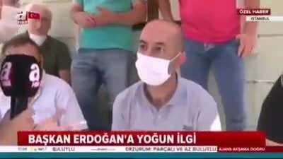 Erdoğan'ın ziyaret ettiği taksi durağında bir taksici bakın ne istemiş?! Vay be taksici abi çok önemli konu tabi taksicilerin ve ülkenin kanayan yarasını dillendirmişsin :) spiker de abi soruyu iyi ezberlemişmi diye teyit etmiş oldu